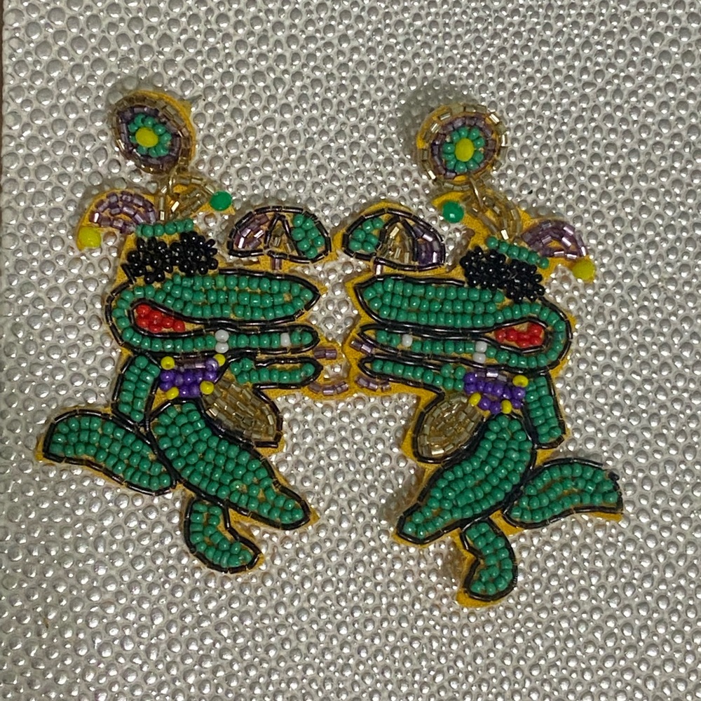 Mardi Gras Alligator 🐊 Beaded Earrings - Picture 1 of 2